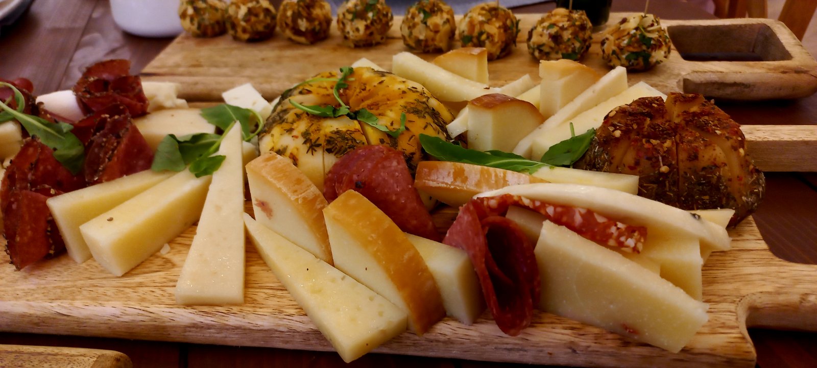 Σερβιρισμένο ελληνικό πιάτο στο Εκείμερος