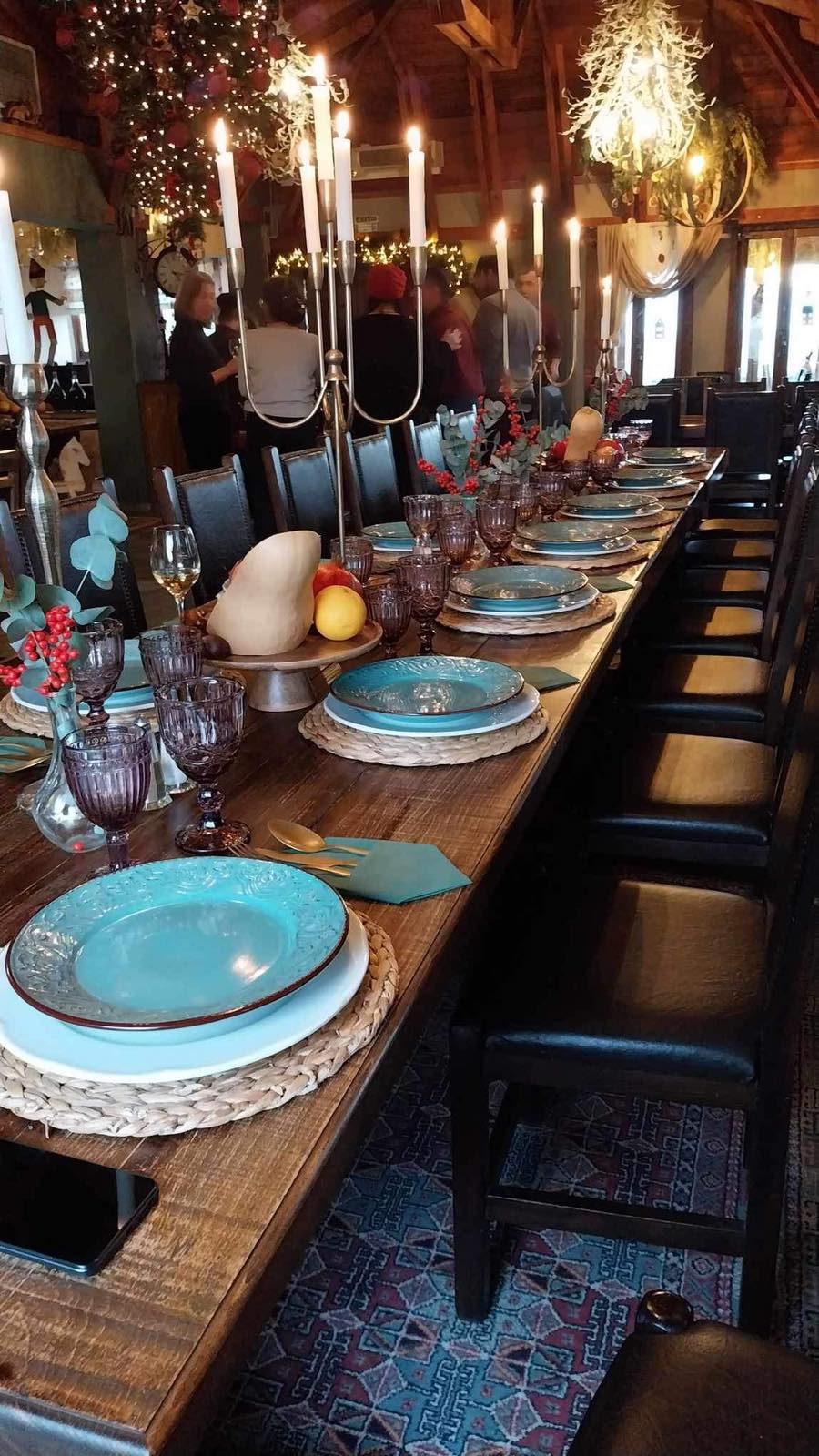 Γωνιά του εστιατορίου με ζεστή ατμόσφαιρα