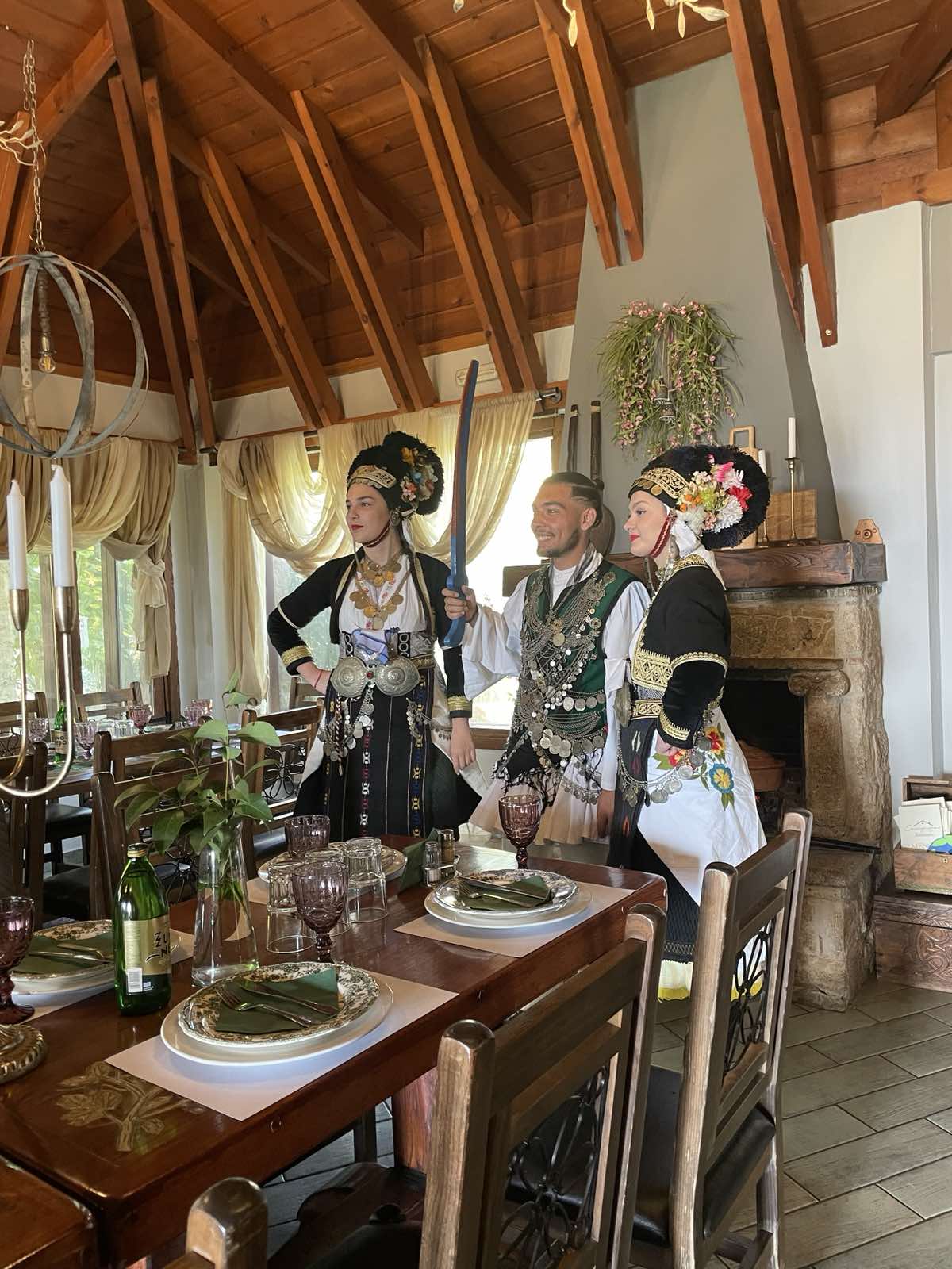 Εσωτερικό εστιατορίου με παραδοσιακή αισθητική